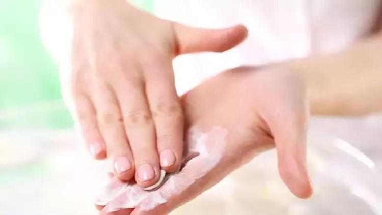 Nemlendirici krem etkisi veriyor Elleri pamuk gibi yumuşatıyor, 15 dakika bekletmek yetiyor