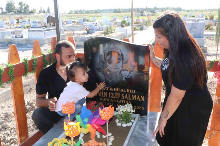 Bir ailenin en acı anı 4 yaşındaki kızlarının mezarının başında doğum günü