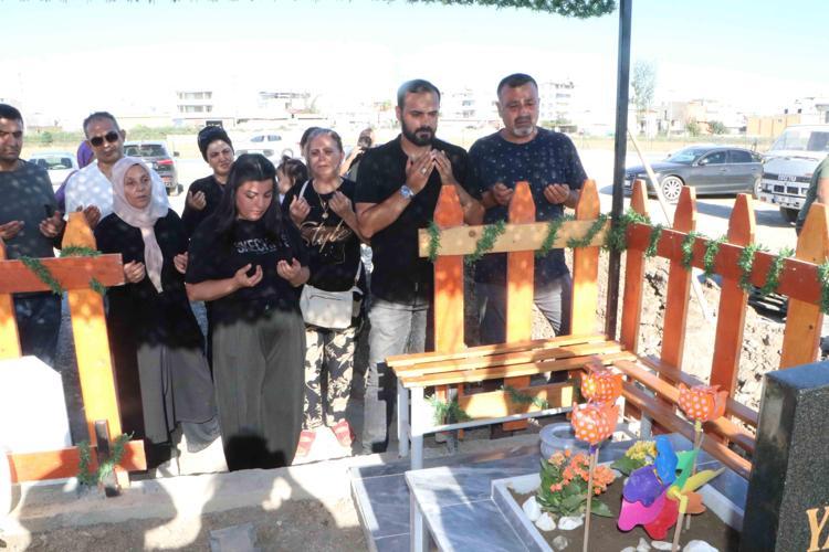 Bir ailenin en acı anı 4 yaşındaki kızlarının mezarının başında doğum günü
