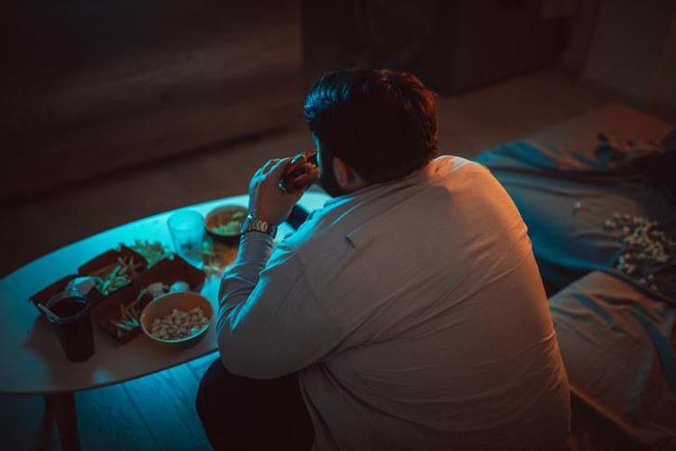Her lokması ömrü kısaltıyor Ayıla bayıla yiyoruz ama organları mahvedip damarları yağla tıkıyor, kolesterol, şeker ve tansiyonu aniden fırlatıyor