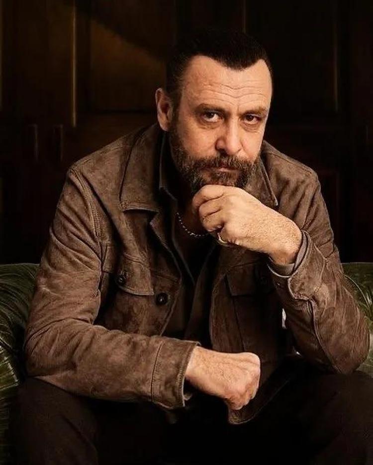 Röportaj vermek istemeyen Nejat İşler küfür etmişti Muhabirin ünlü oyuncuya kafa attığı görüntüler ortaya çıktı