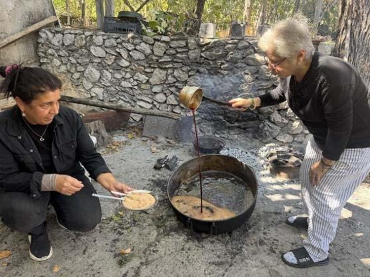 PEKMEZ TAVASI 6-7 SAAT KAYNIYOR