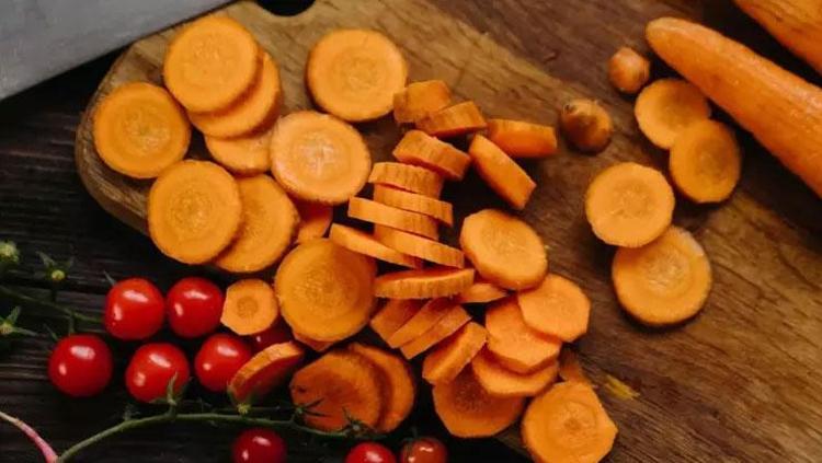 Havuç ve limon suyuyla hazırlanan şifalı içecek Kış aylarında bardak bardak için