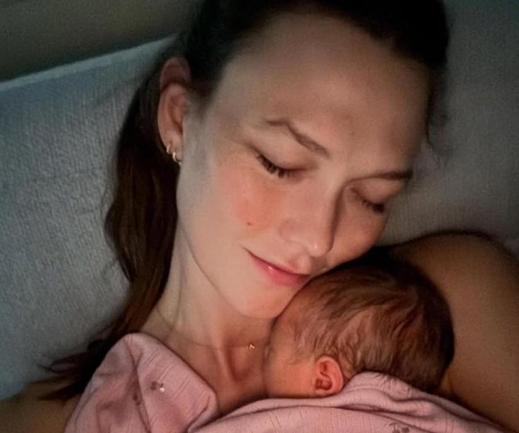 Dünyaca ünlü model Karlie Kloss, üçüncü bebeğini kucağına aldı