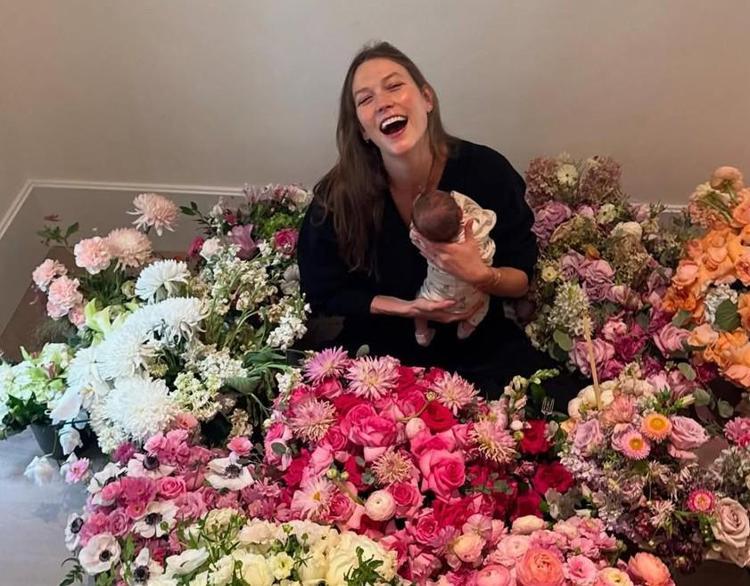 Dünyaca ünlü model Karlie Kloss, üçüncü bebeğini kucağına aldı
