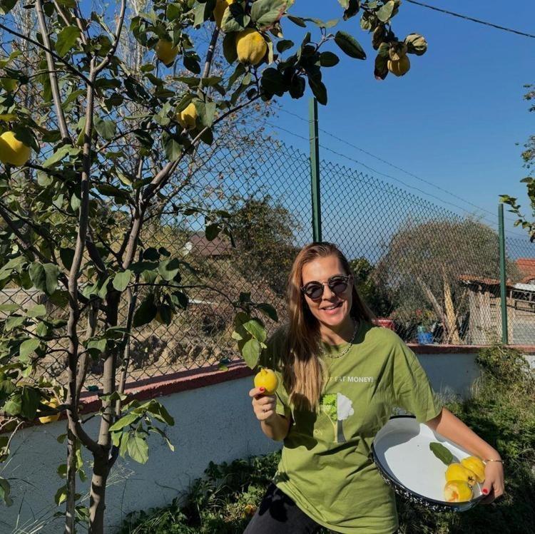 KÖY EVİNDE YAŞIYOR