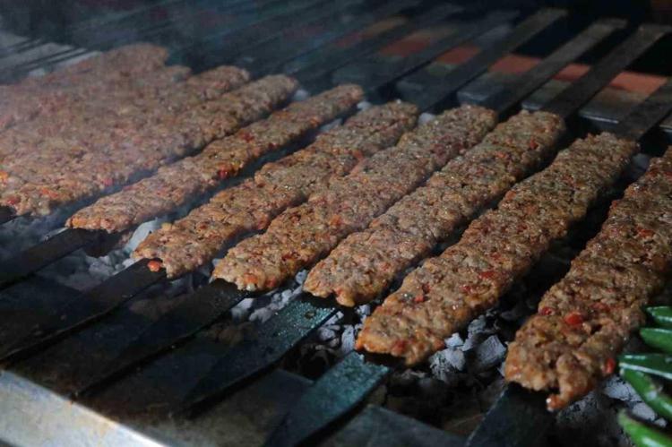 Adana kebabın lezzetini 10 kat artırıyor Kıvamının ayarlanmasını sağlıyor, lokum gibi yumuşacık oluyor