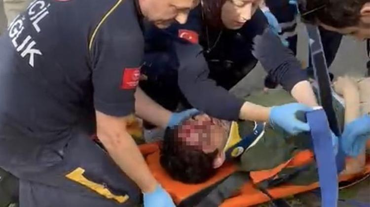 AĞACIN ALTINDA KALDI