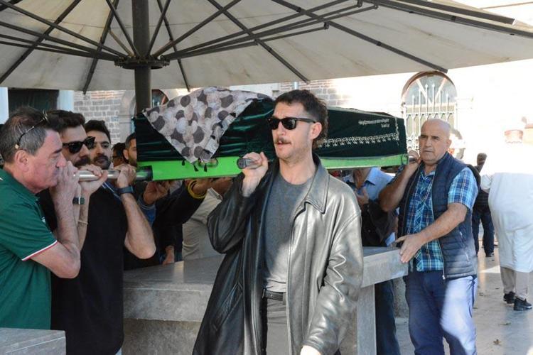 Ünlü oyuncu Uraz Kaygılaroğlunun acı günü: Biriciğim vefat etmiştir