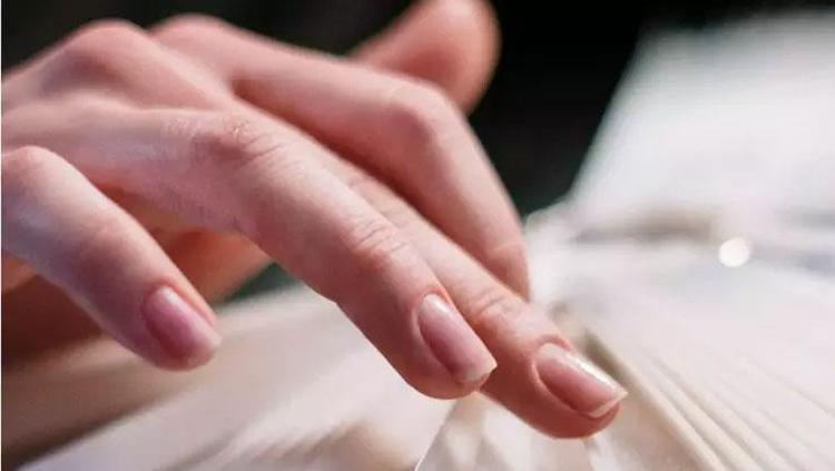 Tırnak etlerini pamuk gibi yumuşatıyor Ölü derileri anında temizliyor