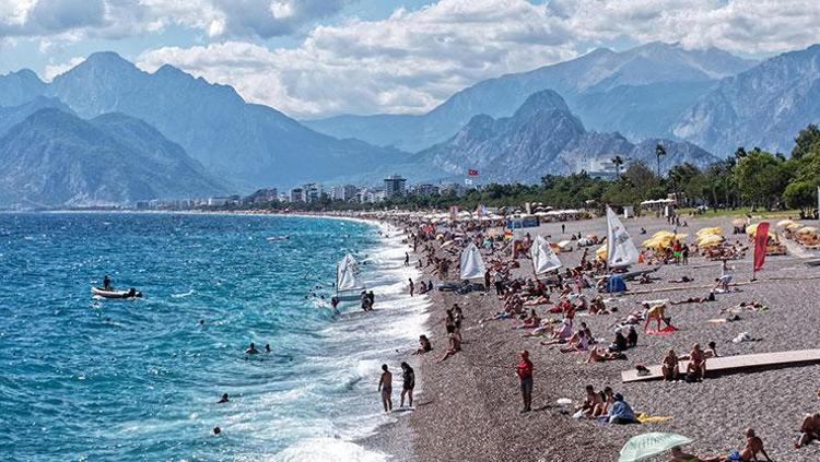 Sonbaharda yaz sürprizi Ekim ayında denizin tadını çıkardılar, soğuk havayı unuttular