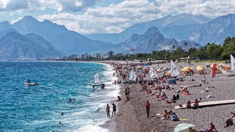Sonbaharda yaz sürprizi Ekim ayında denizin tadını çıkardılar, soğuk havayı unuttular