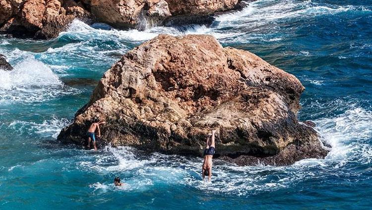 GÜNEŞLİ HAVAYI FIRSAT BİLEN KENDİNİ DENİZE ATTI