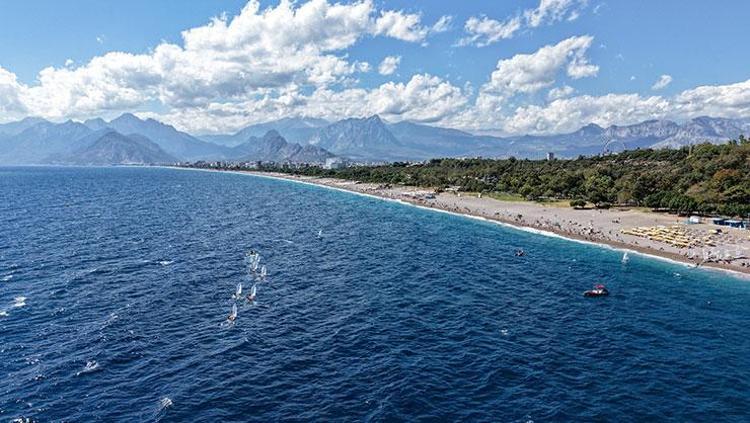 Sonbaharda yaz sürprizi Ekim ayında denizin tadını çıkardılar, soğuk havayı unuttular