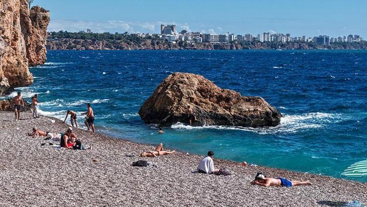 Sonbaharda yaz sürprizi Ekim ayında denizin tadını çıkardılar, soğuk havayı unuttular