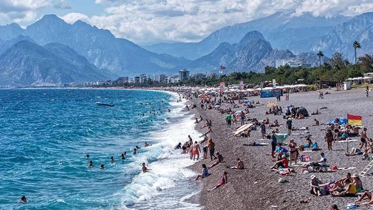 Sonbaharda yaz sürprizi Ekim ayında denizin tadını çıkardılar, soğuk havayı unuttular