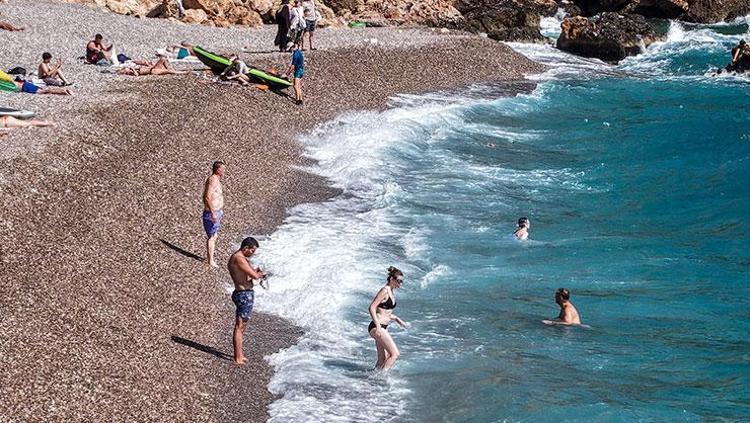 Sonbaharda yaz sürprizi Ekim ayında denizin tadını çıkardılar, soğuk havayı unuttular