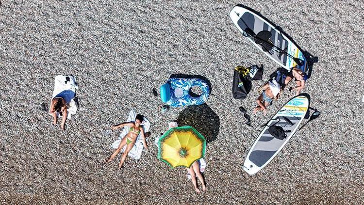 Sonbaharda yaz sürprizi Ekim ayında denizin tadını çıkardılar, soğuk havayı unuttular