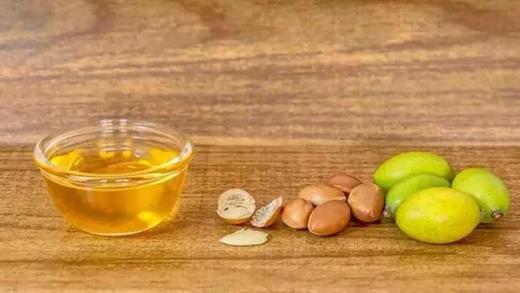 SAÇLARI DERİNLEMESİNE BESLER