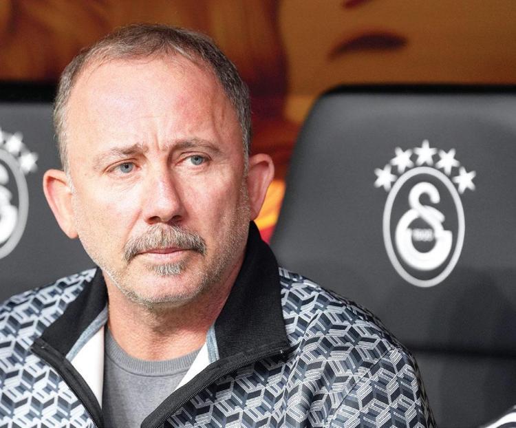 Galatasaray Beşiktaş derbisinde kazanan yok Kartal kaçtı Aslan yakaladı