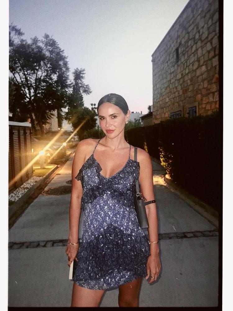 Doğum sonrası eski formuna kavuşan Zeynep Demirelden Yasmin bebekli yeni poz