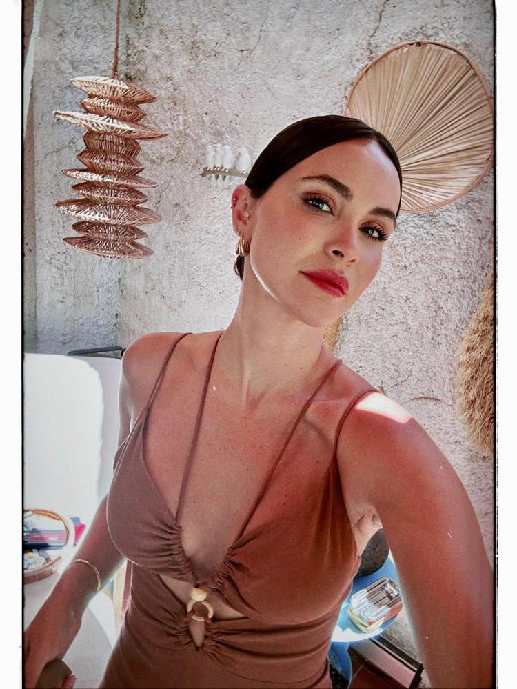 Doğum sonrası eski formuna kavuşan Zeynep Demirelden Yasmin bebekli yeni poz