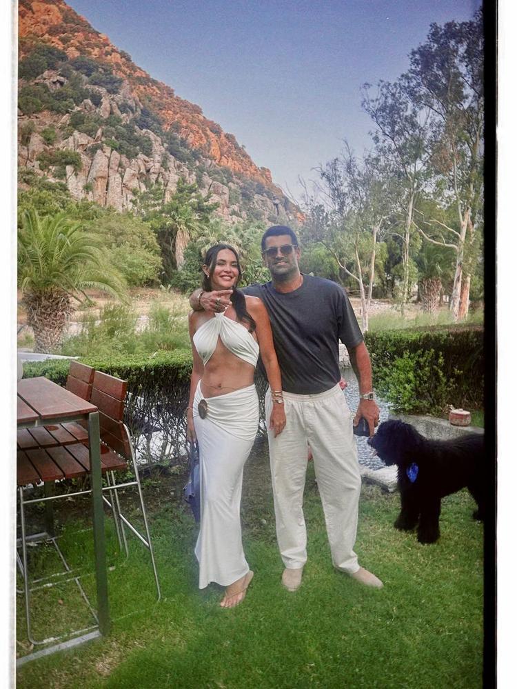 Doğum sonrası eski formuna kavuşan Zeynep Demirelden Yasmin bebekli yeni poz