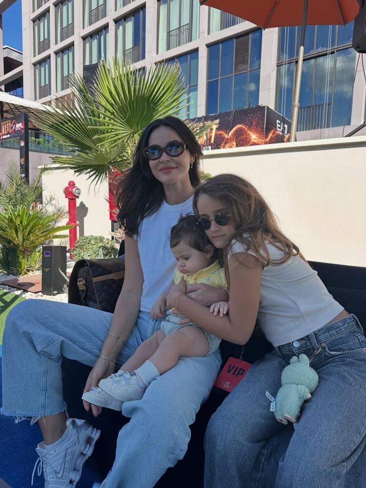 Doğum sonrası eski formuna kavuşan Zeynep Demirelden Yasmin bebekli yeni poz