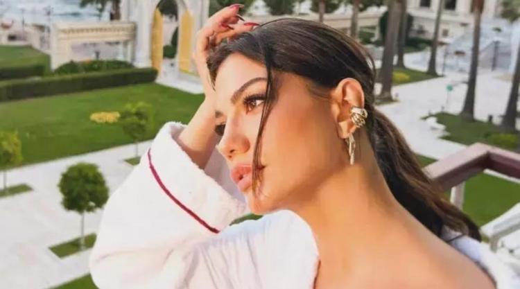 Demet Özdemir’den ayna selfiesi Güzelliğiyle büyüledi