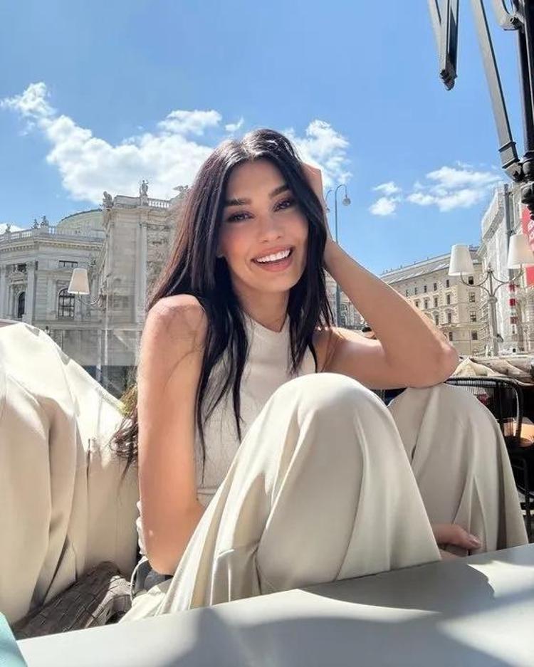 Yemek aşkıyla fit kalmayı başarıyor İşte Burcu Kıratlı’nın formunun sırrı