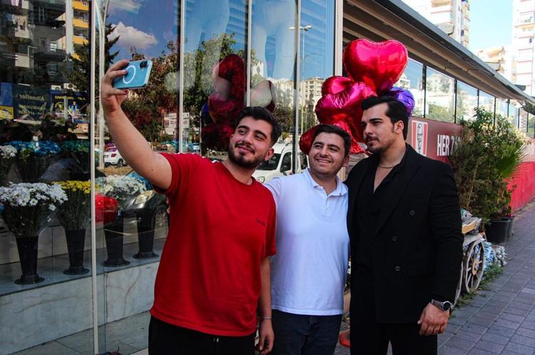 SOKAKTA ÇOCUKLAR FOTOĞRAF ÇEKTİRMEK İSTİYOR