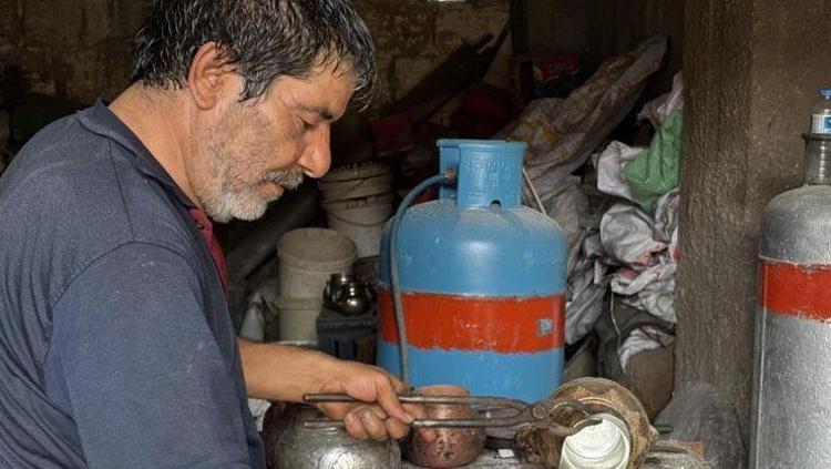 Mutfak eşyalarını geleneksel yöntemlerle kalaylayarak yeni görünümüne kavuşturuyor