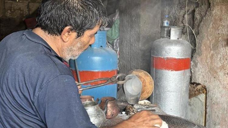 Son 5-6 kalaycı ustasından biri olarak mesleği sürdürüyor