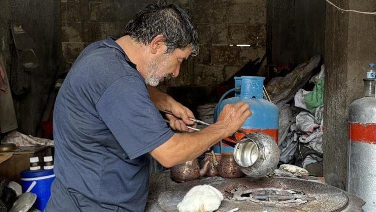 Hem okula giderdim hem de kalaycı ustasının yanında mesleği öğreniyordum