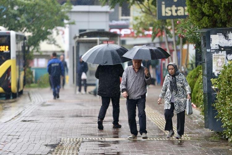 Meteoroloji hava durumu raporu ile uyardı: Gök gürültülü sağanak yağışlar kuvvetli geliyor 55 ilde turuncu ve sarı alarm...
