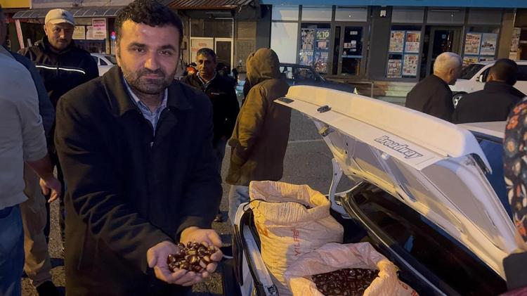 Adeta kestane borsasına dönüştü Yol kenarındaki tezgahlarda satılıyor: Fiyatı 200 TL ila 500 TL arasında değişiyor