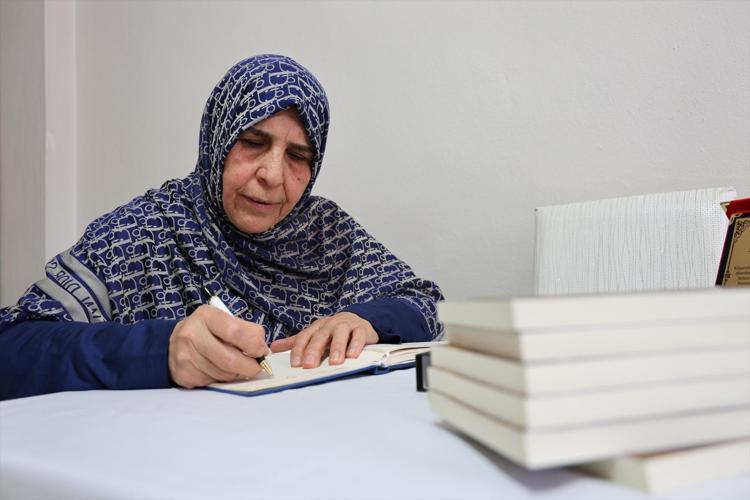 70 yaşındaki kadın 8 saatte okuma yazma öğrendi Yapmak istediği herkesi şaşkına çevirdi