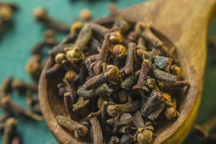 Kuru öksürüğü bıçak gibi kesen babaanne tarifi 3 malzemeyle hazırlanıyor: Boğazdaki mikrobun kökünü kurutuyor