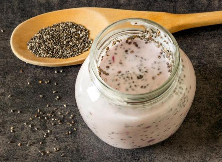 Kıkırdak aşınmalarını gideriyor Yoğurdun içine kaşık kaşık ekleyin: Kemiklere kalsiyum işliyor, diz ağrılarını sıfırlıyor