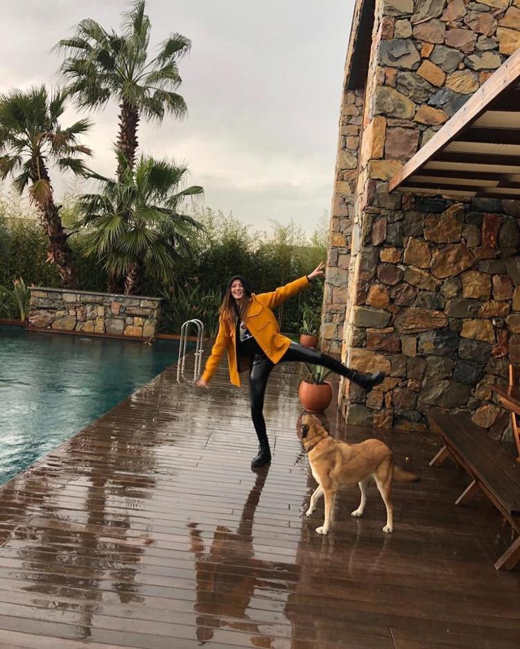 Gizem Karaca hem şöhreti hem İstanbulu terk etmişti Şimdi ailesiyle bu evde yaşıyor