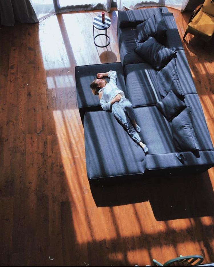 Gizem Karaca hem şöhreti hem İstanbulu terk etmişti Şimdi ailesiyle bu evde yaşıyor