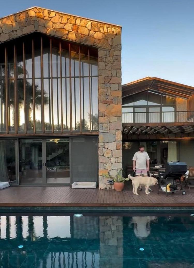 Gizem Karaca hem şöhreti hem İstanbulu terk etmişti Şimdi ailesiyle bu evde yaşıyor