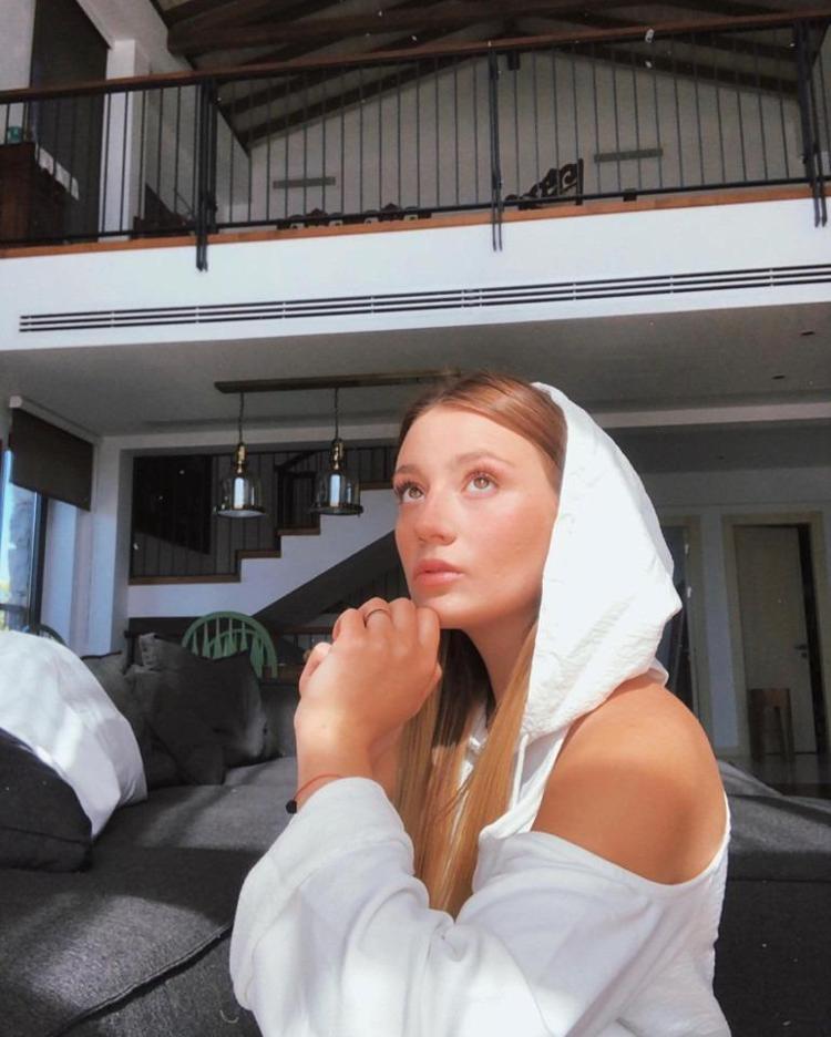 Gizem Karaca hem şöhreti hem İstanbulu terk etmişti Şimdi ailesiyle bu evde yaşıyor