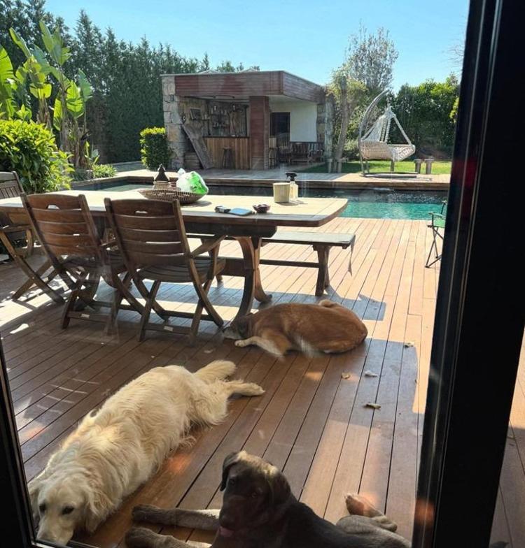 Gizem Karaca hem şöhreti hem İstanbulu terk etmişti Şimdi ailesiyle bu evde yaşıyor