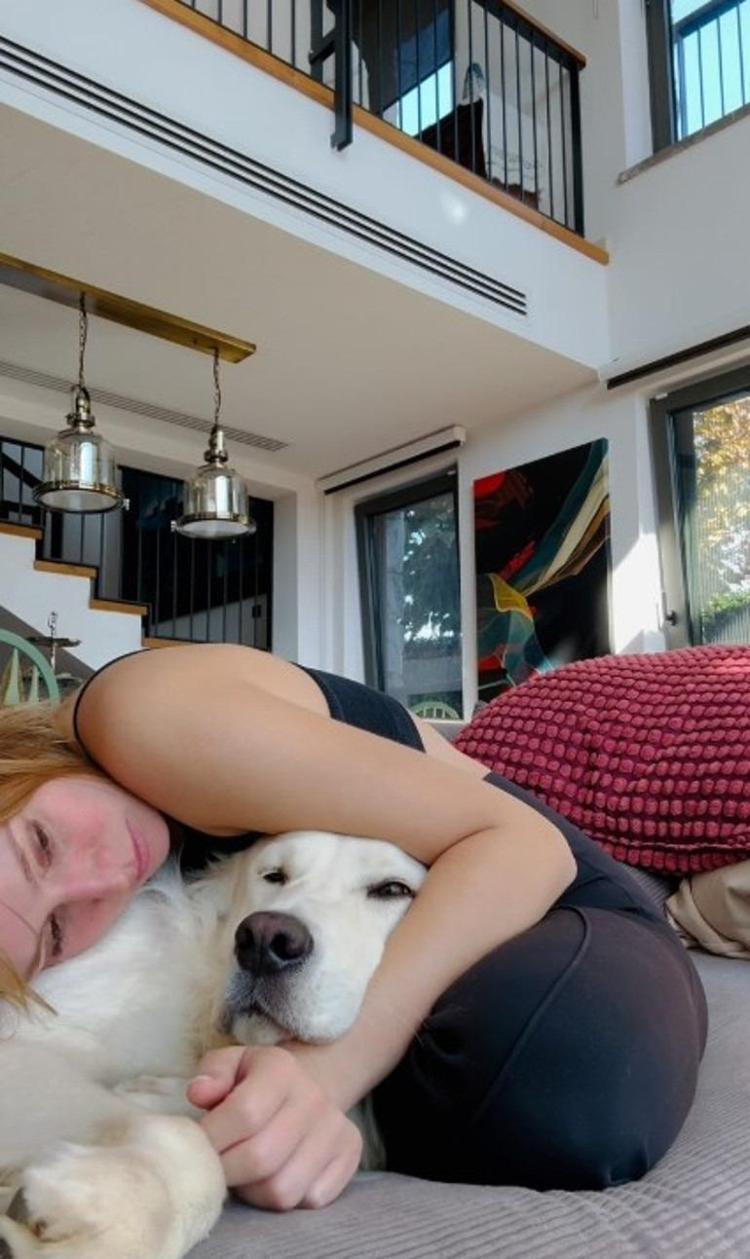 Gizem Karaca hem şöhreti hem İstanbulu terk etmişti Şimdi ailesiyle bu evde yaşıyor