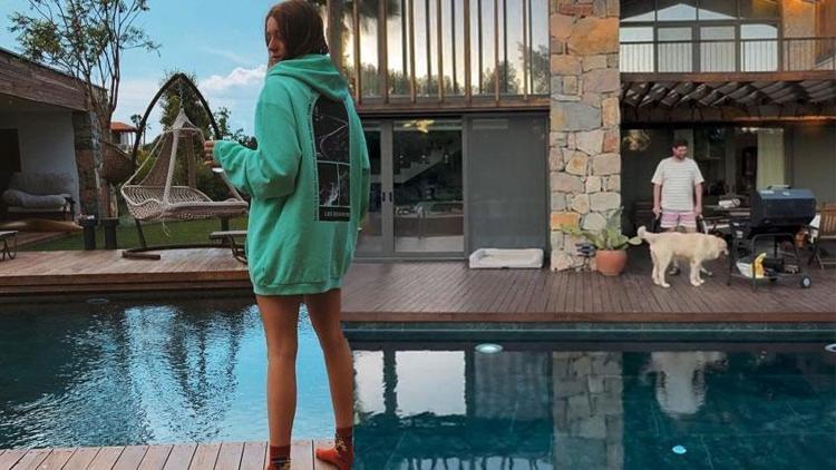 Gizem Karaca hem şöhreti hem İstanbulu terk etmişti Şimdi ailesiyle bu evde yaşıyor