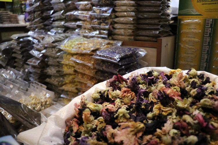 Havalar soğuyunca aktarlar doldu taştı Bal, ıhlamur, papatya, zerdeçal...