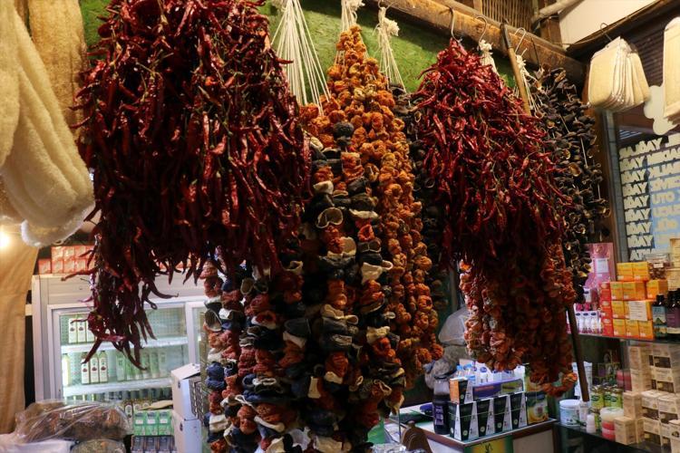 Havalar soğuyunca aktarlar doldu taştı Bal, ıhlamur, papatya, zerdeçal...