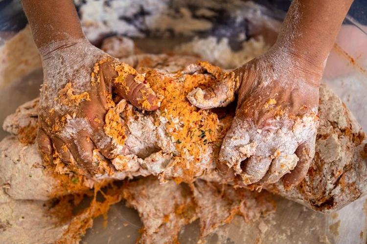 Tarhana hamurunu yoğururken 1 parça ekleyin Lezzetini 10 kat artırıp faydasını uçuruyor