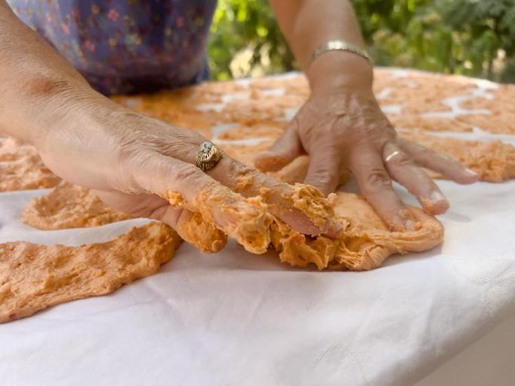 Tarhana hamurunu yoğururken 1 parça ekleyin Lezzetini 10 kat artırıp faydasını uçuruyor